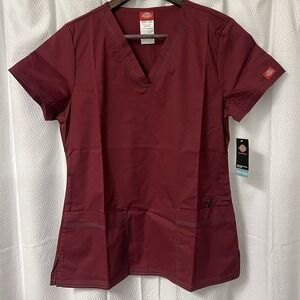 NWT‎ Wine Colored Dickies Scrubs Gen Flex V Neck Top DK800 WINZ EXCELLENT